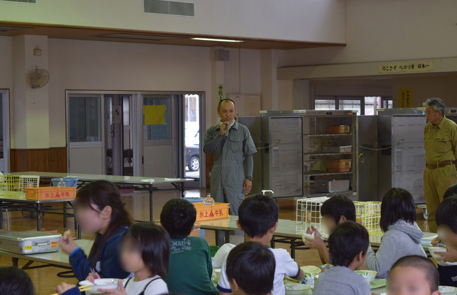 近隣地区の小学校で活動紹介01