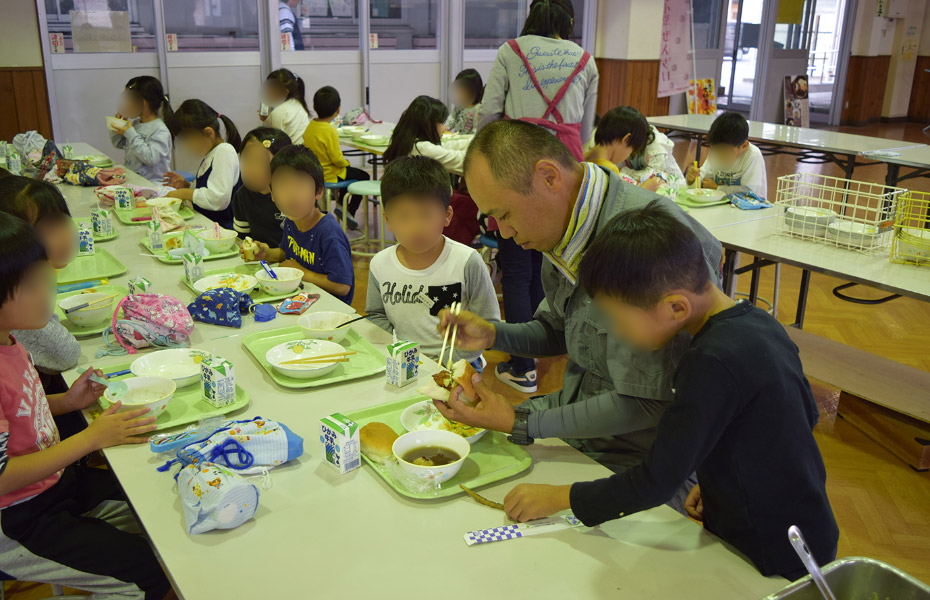 近隣地区の小学校で活動紹介02